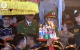 Bất chấp mưa rét, hàng vạn người chen chân xin ấn ở đền Trần